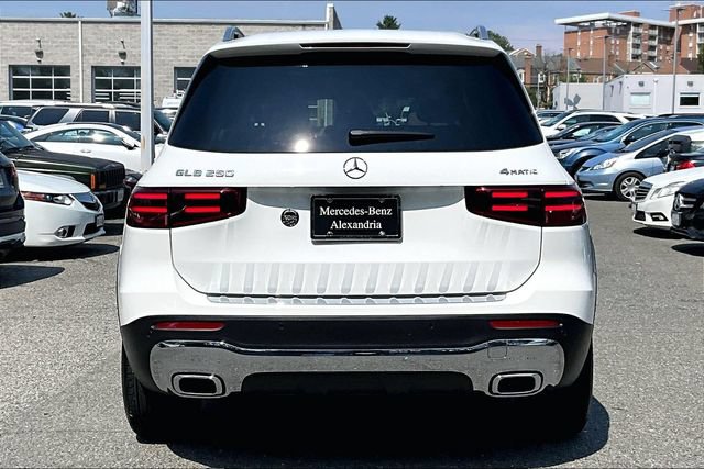 Used 2026 Mercedes-Benz GLB 250 4MATIC image 3