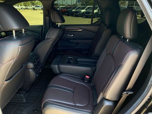 Used 2025 Honda Pilot Black Edition image 27