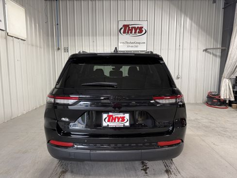 Used 2023 Jeep Grand Cherokee Limited w/ Black Appearance Package AWD/4WD image 4