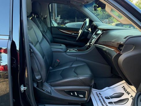 Used 2019 Cadillac Escalade Luxury AWD/4WD image 17