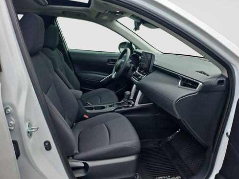 Used 2024 Toyota Corolla Cross LE w/ Moonroof Package FWD image 17