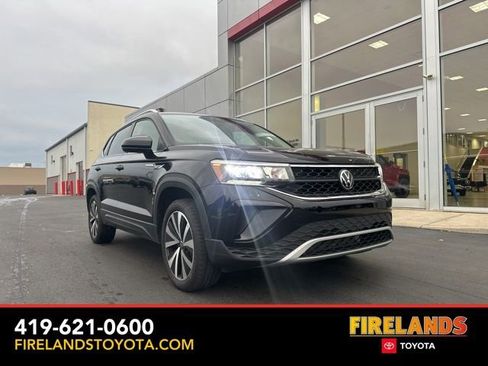 Used 2024 Volkswagen Taos SE image 1