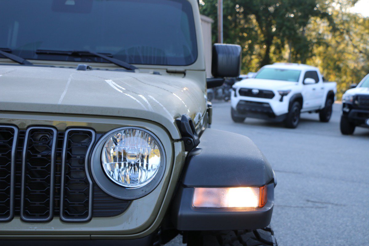 Used 2025 Jeep Gladiator Sport AWD/4WD image 12