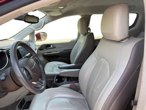 Used 2017 Chrysler Pacifica Touring-L w/ Tire & Wheel Group image 9