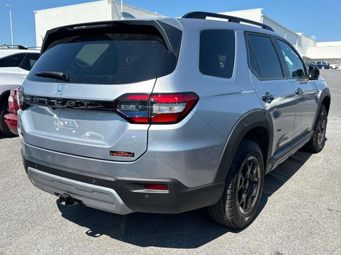Certified 2025 Honda Pilot TrailSport image 4