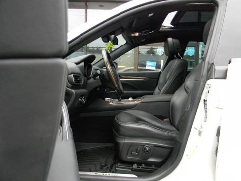 Used 2017 Maserati Levante w/ Luxury Package image 11