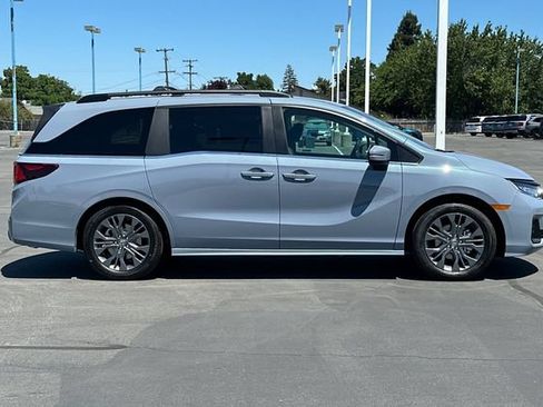 New 2026 Honda Odyssey Touring image 3