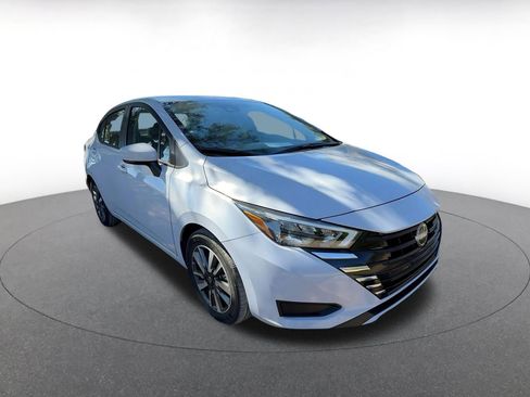Used 2025 Nissan Versa SV image 9