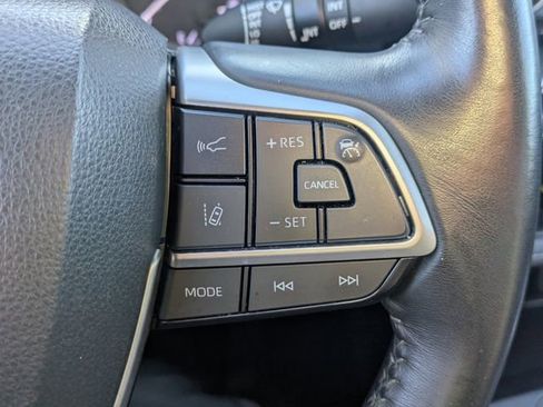 Used 2023 Toyota Highlander XLE image 29