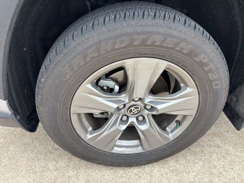 Used 2024 Toyota RAV4 XLE w/ Convenience Package image 11