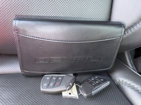 Used 2022 GMC Yukon XL Denali image 31