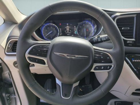Used 2024 Chrysler Pacifica Touring-L FWD image 19