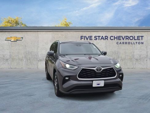 Used 2021 Toyota Highlander XLE image 2