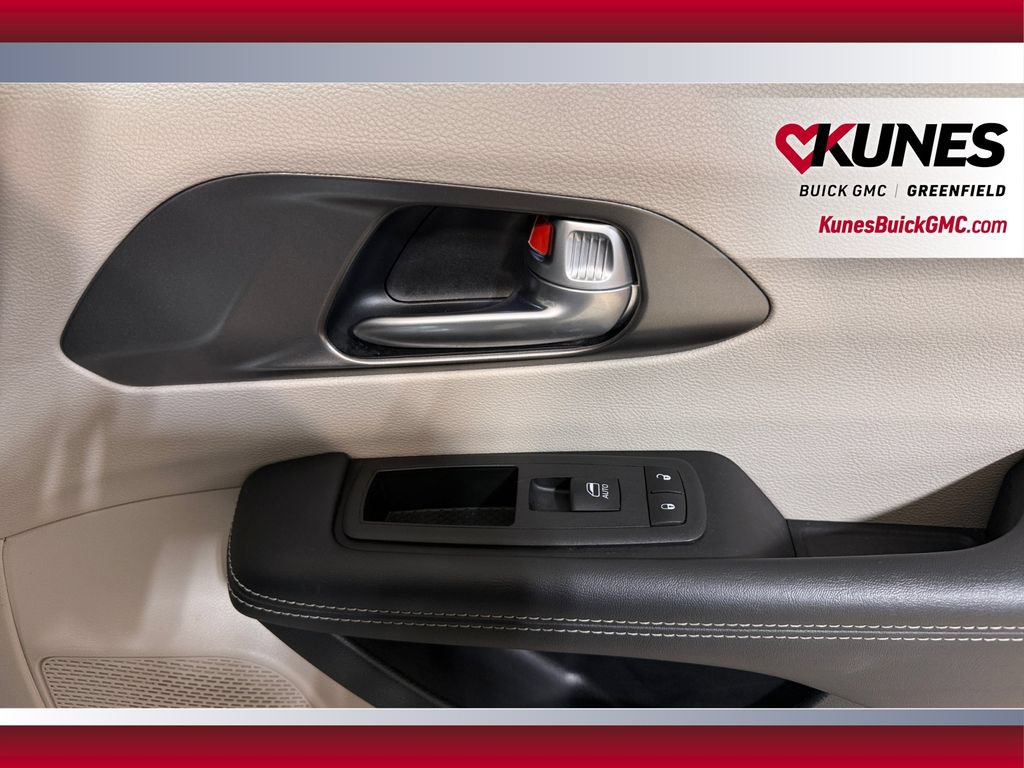 Used 2024 Chrysler Pacifica Touring-L FWD image 36