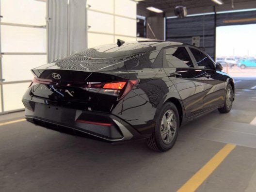 Used 2026 Hyundai Elantra SE FWD image 5