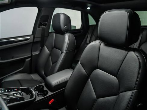 Used 2025 Porsche Macan image 5