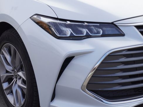 Used 2021 Toyota Avalon XLE image 3