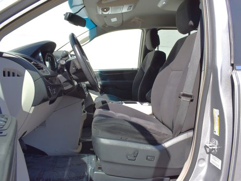 Used 2014 Chrysler Town & Country Touring FWD image 10