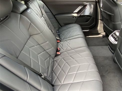 New 2025 BMW i7 M70 image 13