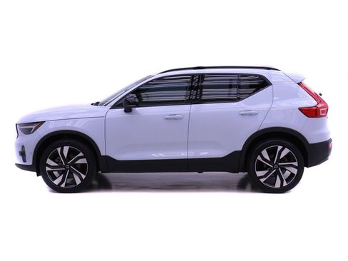 Certified 2024 Volvo XC40 B5 Plus w/ Protection Package Premier image 5