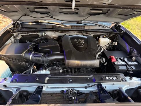 Used 2018 Toyota Tacoma TRD Off-Road AWD/4WD image 33