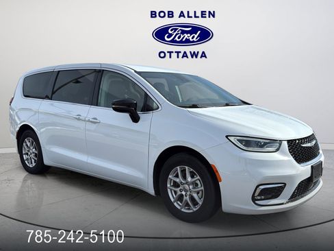 Used 2024 Chrysler Pacifica Touring-L image 27