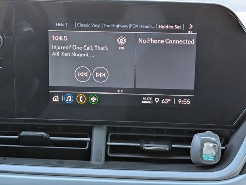 Used 2025 Chevrolet Trax RS w/ Sunroof Package image 16