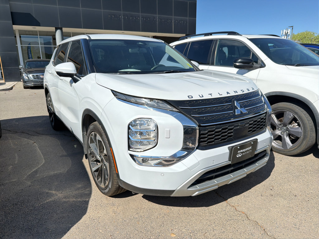 Used 2023 Mitsubishi Outlander SE AWD/4WD image 2