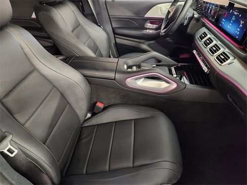 Used 2025 Mercedes-Benz GLS 450 4MATIC image 3