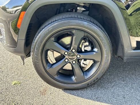 Used 2023 Jeep Grand Cherokee L Altitude AWD/4WD image 10