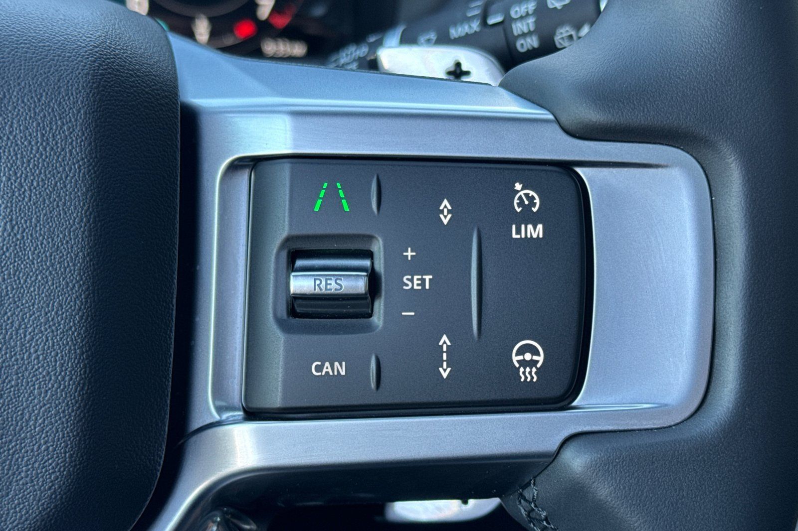 Used 2025 Land Rover Discovery Dynamic SE AWD/4WD image 30