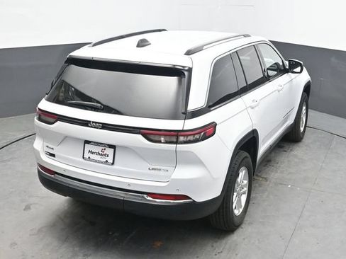 Used 2022 Jeep Grand Cherokee Laredo AWD/4WD image 35
