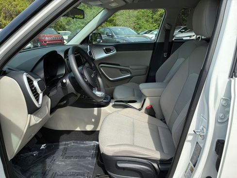 Used 2025 Kia Soul LX w/ LX Technology Package FWD image 23
