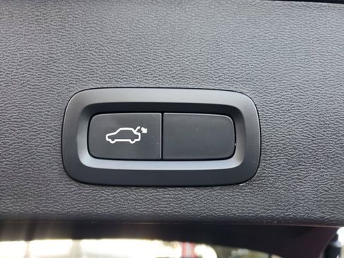 Used 2021 Volvo XC40 T5 Momentum w/ Protection Package Premier image 9