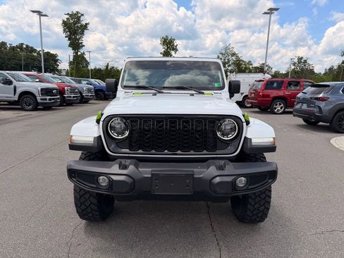 Used 2024 Jeep Gladiator Sport AWD/4WD image 2