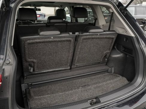 Used 2018 Volkswagen Tiguan SE w/ Panoramic Sunroof Package image 9