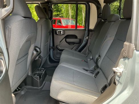 New 2025 Jeep Gladiator Sport image 29