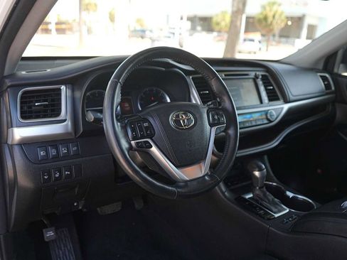 Used 2017 Toyota Highlander Limited Platinum FWD image 2