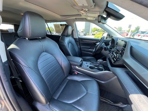 Used 2021 Toyota Highlander XLE FWD image 32