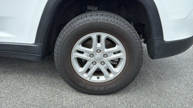 Certified 2023 Jeep Grand Cherokee Laredo AWD/4WD image 11