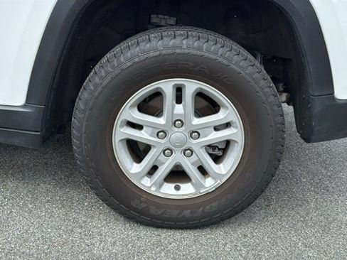 Certified 2023 Jeep Grand Cherokee Laredo AWD/4WD image 11