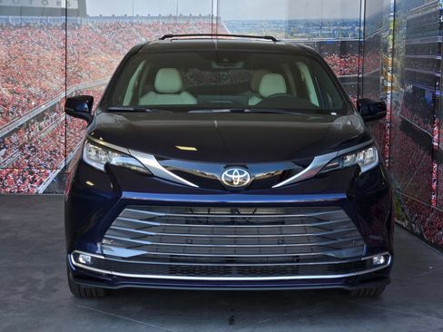 Certified 2026 Toyota Sienna Limited FWD image 3