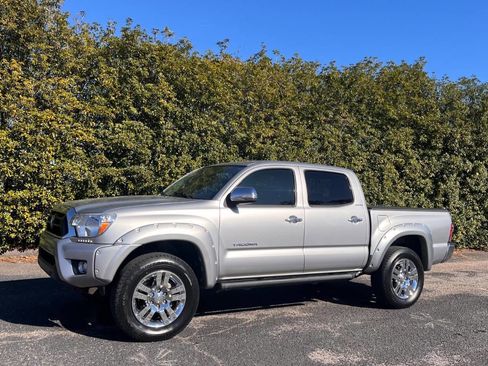 Used 2015 Toyota Tacoma PreRunner w/ Limited Package image 3