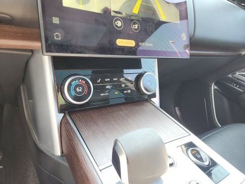 Used 2023 Land Rover Range Rover Long Wheelbase SE image 32