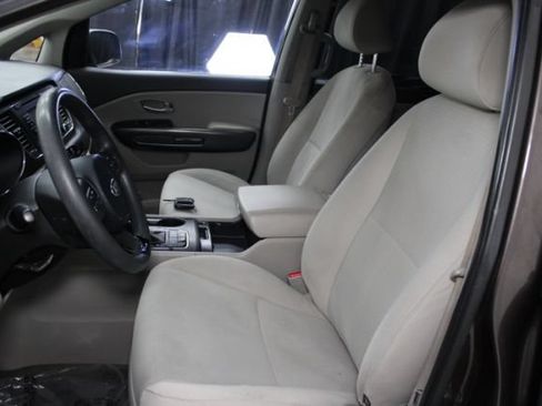 Used 2016 Kia Sedona LX w/ Option Group 020 FWD image 9