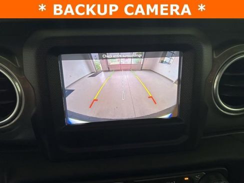 Used 2018 Jeep Wrangler Unlimited Sahara image 13