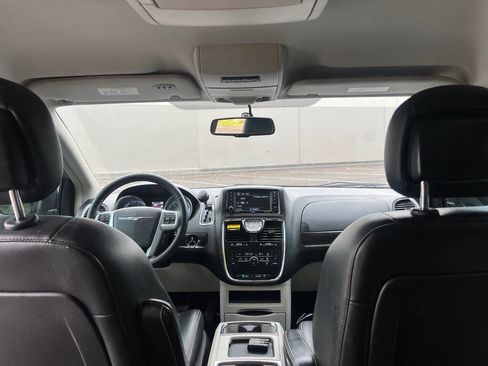 Used 2013 Chrysler Town & Country Touring image 11