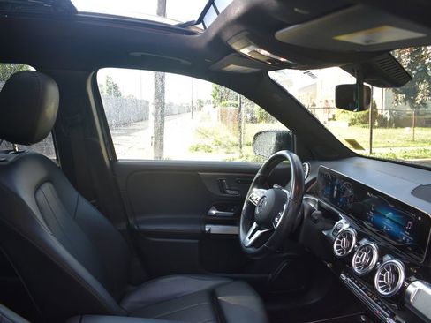 Used 2021 Mercedes-Benz GLB 250 4MATIC w/ Premium Package image 19