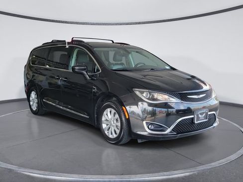 Used 2017 Chrysler Pacifica Touring-L image 1