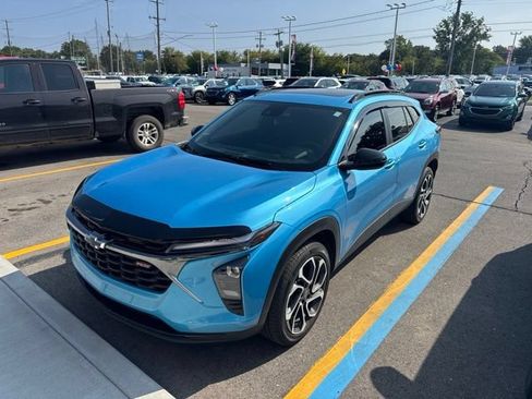 Used 2025 Chevrolet Trax RS w/ Sunroof Package FWD image 1